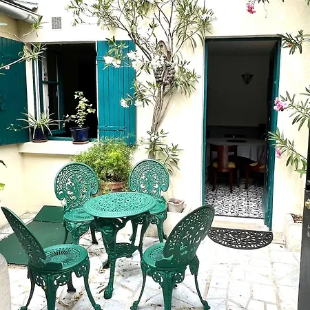 Paris Les Puces Holiday home